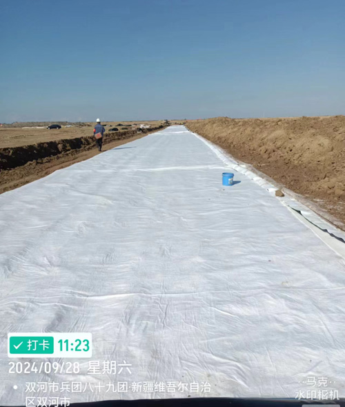 双河市路基土工布已铺设完工